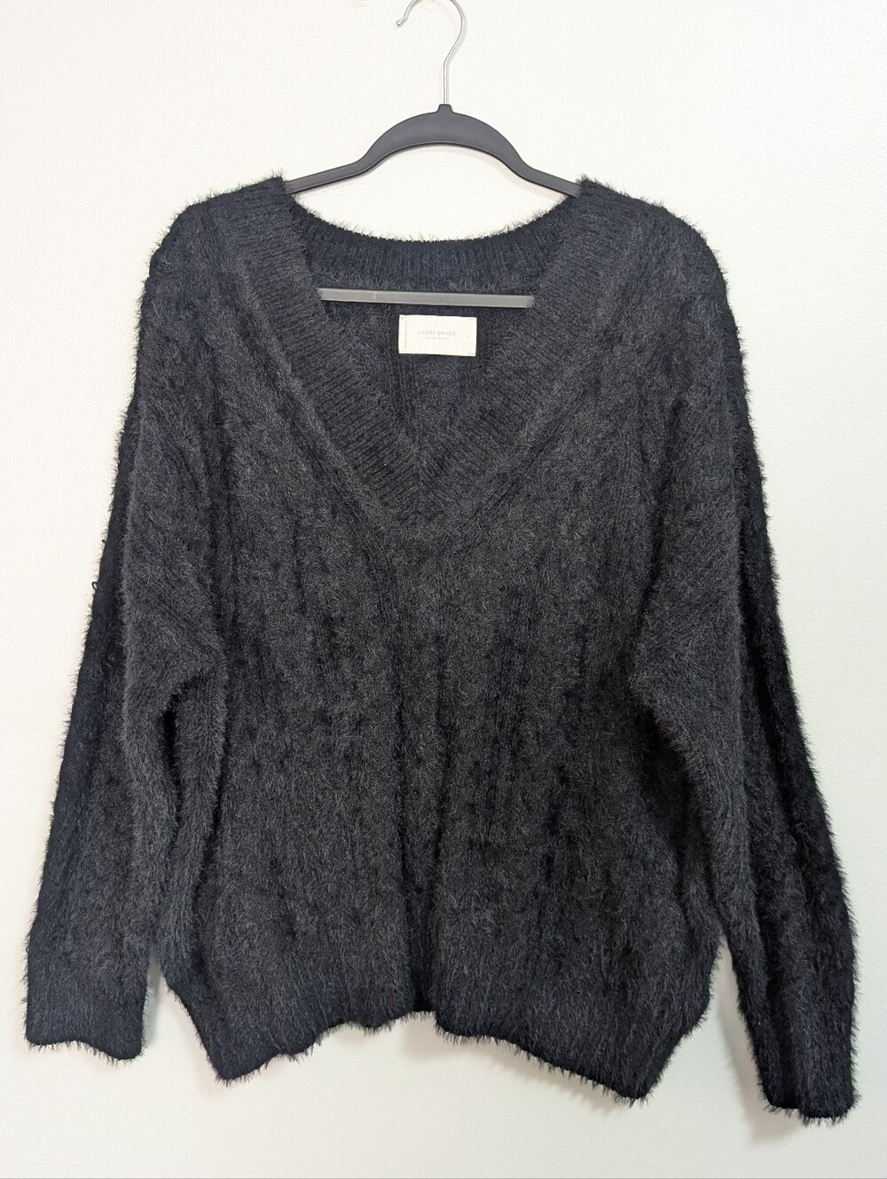 Lucky Brand Size Large Black Fuzzy Eyelash Cable Knit Oversized V-Neck Sweater